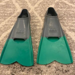 Tyr crossblade flippers size 5-7